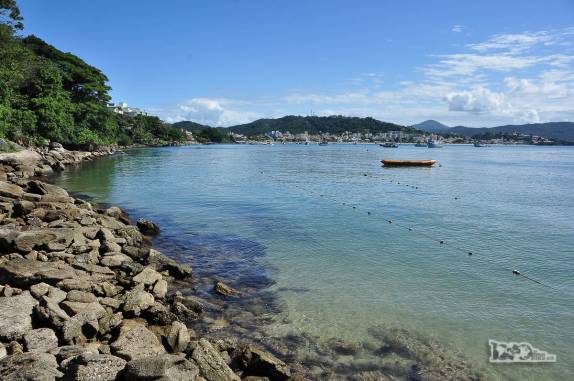 O mar tranquilo da praia de Sepultura, em Bombinhas, litoral de Santa Catarina